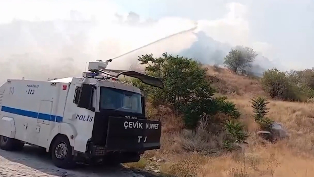 Polis ekiplerinden çıkan ot yangınına TOMA ile müdahale